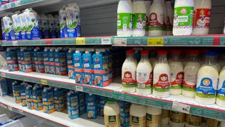 Крашеная мелом вода: Росконтроль назвал марки молока, которые лучше не брать даже по скидке