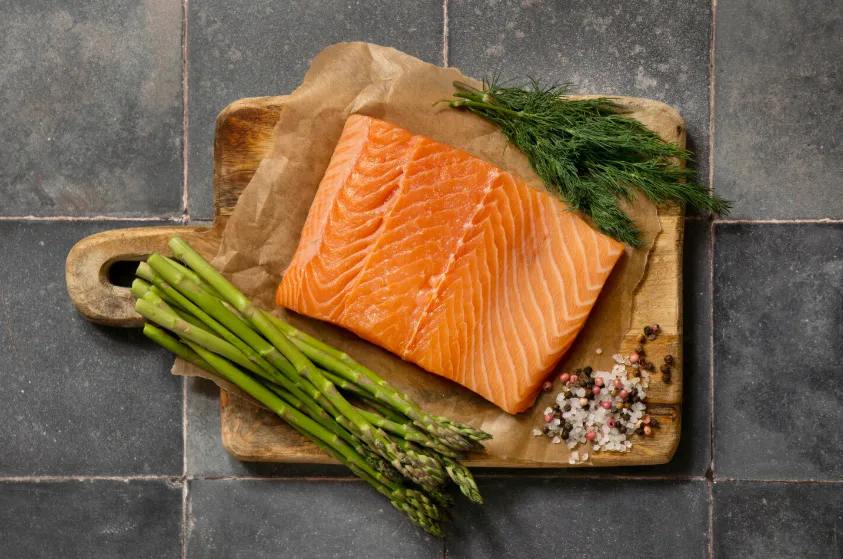 Купил форель в "Светофоре" с черной чешуёй, но она внутри совсем другая, чем белая. Разрезал - и удивился