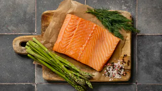 Купил форель в "Светофоре" с черной чешуёй, но она внутри совсем другая, чем белая. Разрезал - и удивился