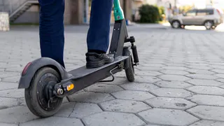 В Магнитогорске самокатчик сбил на скорости девушку до серьезных ушибов