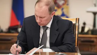 Путин подписал закон о повышении пенсий