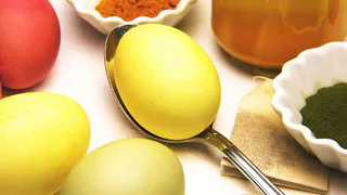 Натуральное окрашивание пасхальных яиц: просто и быстро