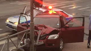 В Рязани водитель вылетел на красный и врезался в столб