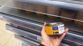 Дочь, технолог пищевой промышленности, рассказала, чем отличаются консервы из "Светофора" от таких же в других супермаркетах