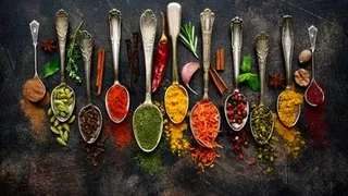 Посыпайте блюда специями с помощью ситечка