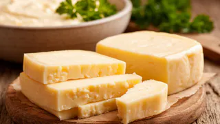 Перестала брать в магазине дорогущий сыр: готовлю свой всего из 3-х ингредиентов — получается вкуснее и дешевле