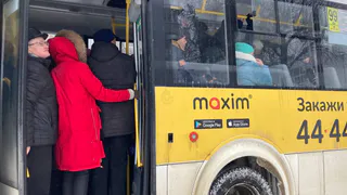 Не вздохнуть: рязанке стало плохо в маршрутке из-за невероятной давки
