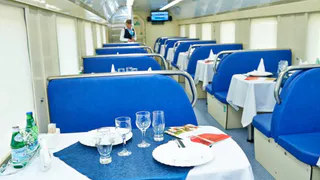 Поужинали в вагоне-ресторане и ахнули: чем сейчас кормит своих пассажиров РЖД - и сколько стоит завтрак, обед и ужин