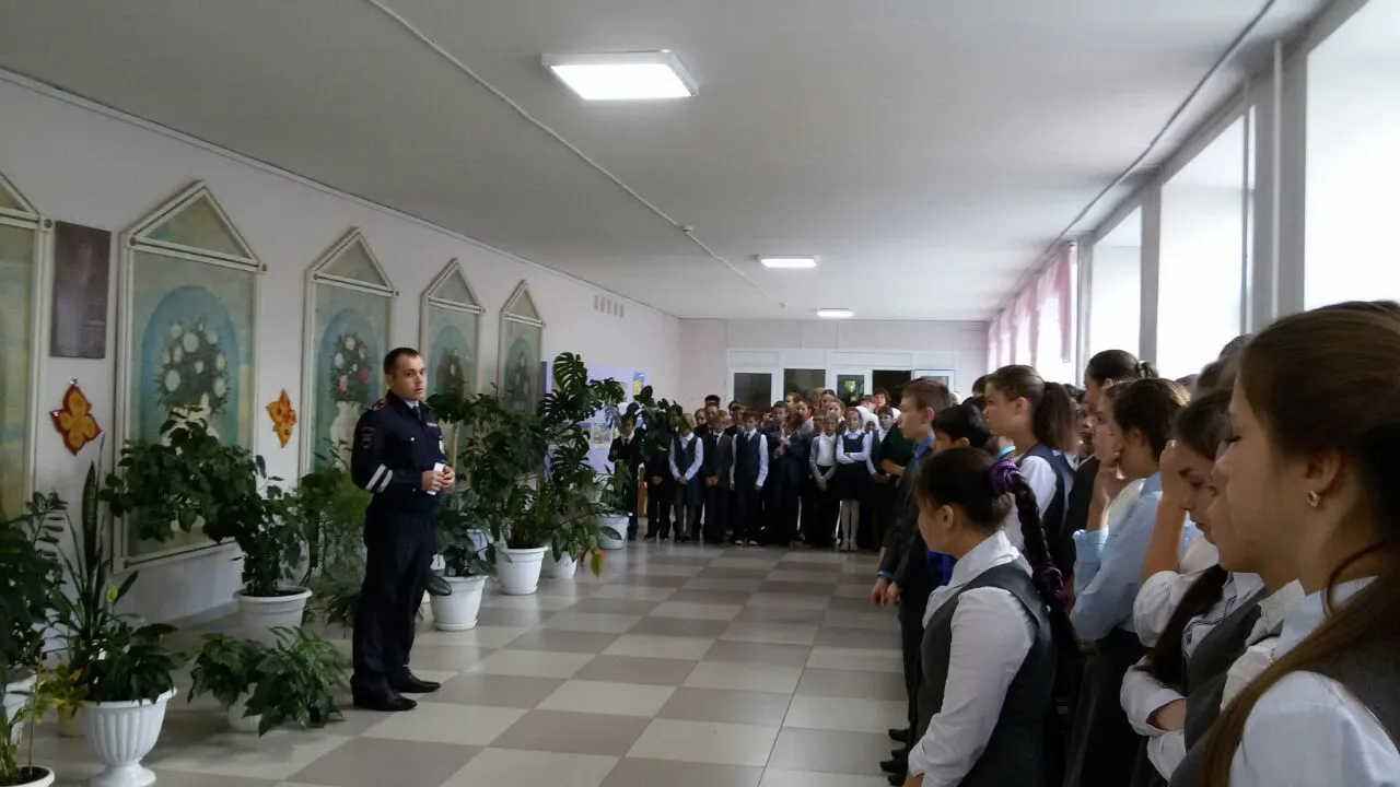 Мы за безопасность: в Нижнекамске полицейские напоминают школьникам и студентам о соблюдении ПДД