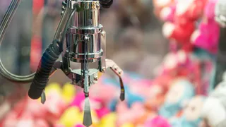 В вязниковском супермаркете охотницы за игрушками вскрыли автомат- «хватайку»