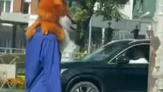 В центре Рязани запечатлели на видео мужчину «с головой лисы»