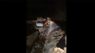 На трассе М-7 под Вязниками десятки автомобилей встали из-за ям на дорогах