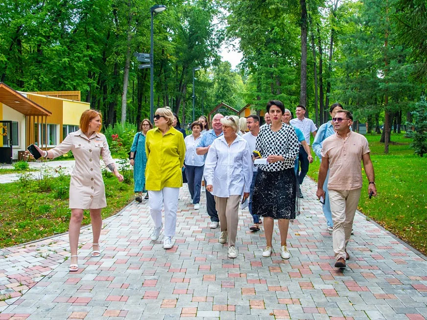 азвлекают, хорошо кормят, везде чисто, детям весело!