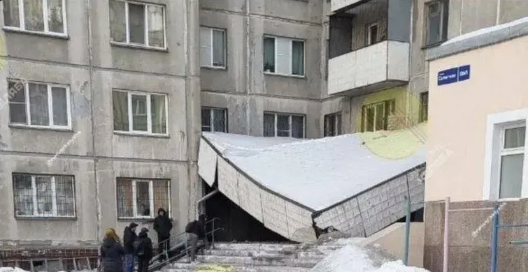 В Челябинске бетонный козырёк подъезда многоэтажного дома рухнул под тяжестью снега