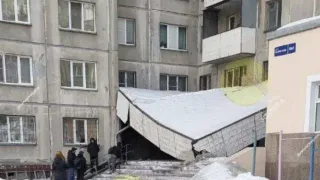 В Челябинске бетонный козырёк подъезда многоэтажного дома рухнул под тяжестью снега