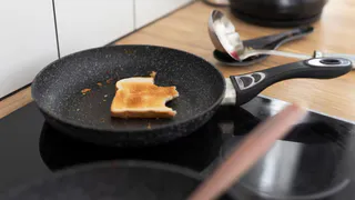 Подруга застыдила меня за грязные сковородки и показала, как их просто и быстро очистить - способ простой и эффективный