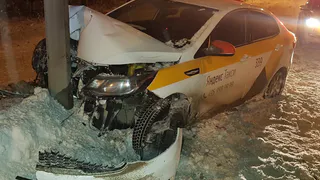 Разбита всмятку: на трассе М5 такси влетело в столб