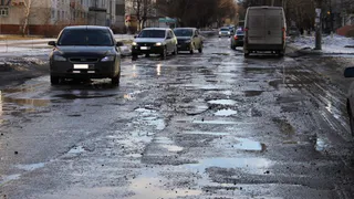 В Брянске для ремонта дорожникам не хватило 57 тон асфальта