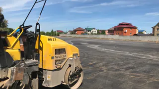 Возле ОКБ стало проще парковаться - на территории оборудовали стоянку