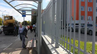 У Рязанского онкодиспансера устанавливают новые остановочные павильоны