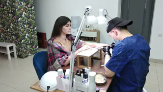 В Сыктывкаре оператор цеха по изготовлению ДСП занимается маникюром