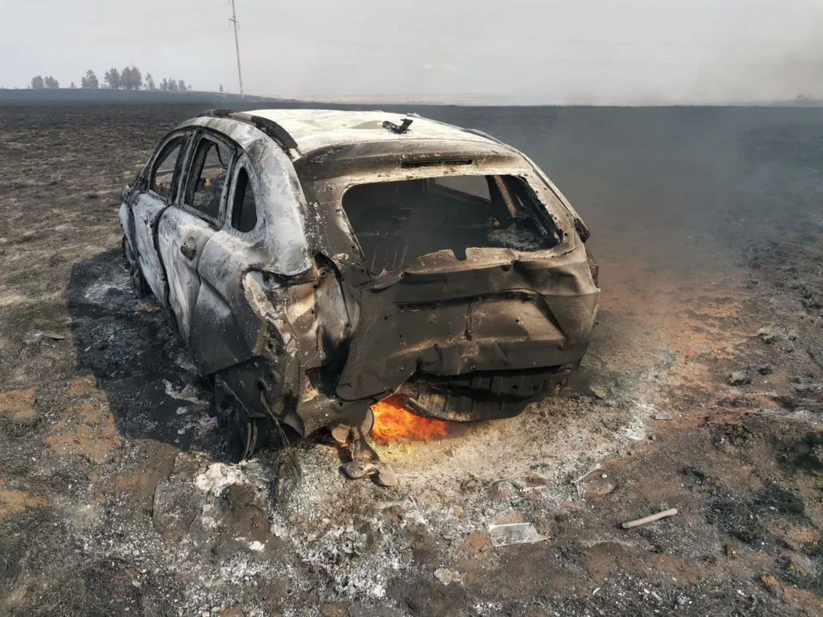 Дым от горящих полей стал причиной ДТП под Магнитогорском: автомобиль сгорел дотла