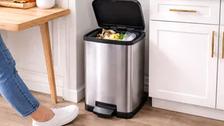 Посыпаю дно мусорного ведра этим — запах не появляется даже летом: простой и эффективный способ