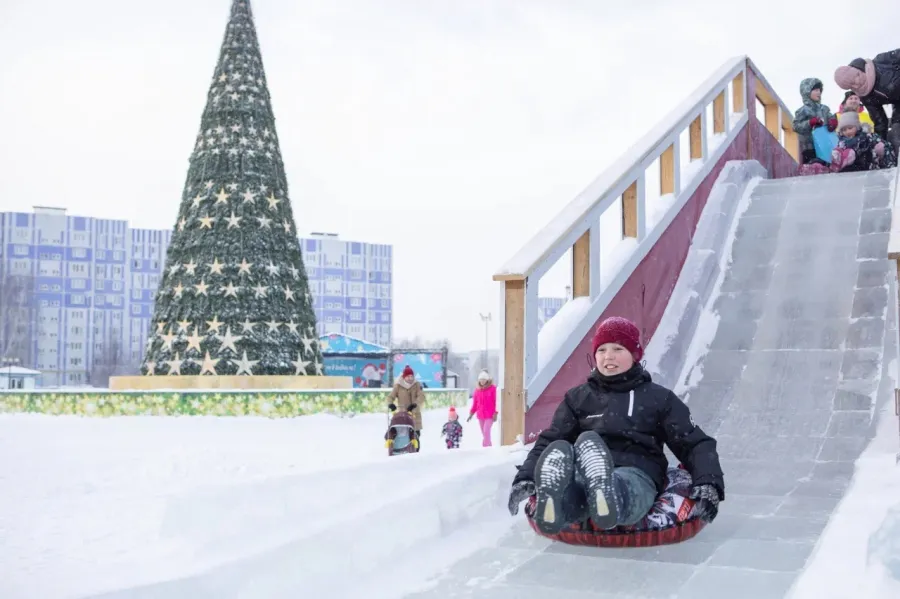 Детские горки и ледяные фигуры