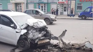 На полупустой дороге: на Первомайском проспекте машина врезалась в автобус