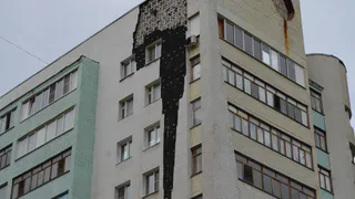 В Песочне от многоэтажки отваливаются куски 