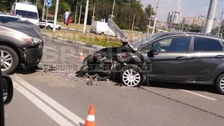 Появилось видео столкновения двух легковушек на Болгарах в Брянске