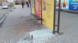 Рязанцы продолжают разбивать прозрачные остановки