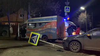 На Есенина маршрутка столкнулась с легковушкой с такой силой, что вылетела на тротуар