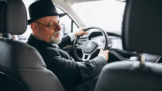 В ГАИ наконец поставили жирную точку: до какого возраста можно водить машину - пенсионерам сообщили о текущих ограничениях