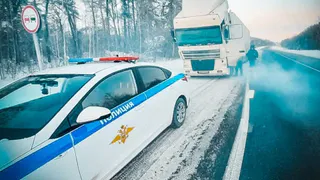 Водитель заглохшей фуры провел ночь на брянской трассе