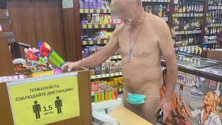 СИЗ не туда: в Казани голый мужчина использовал маску не по назначению