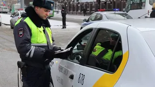 Перевозчики под контролем: инспекторы ГИБДД проверяют таксистов
