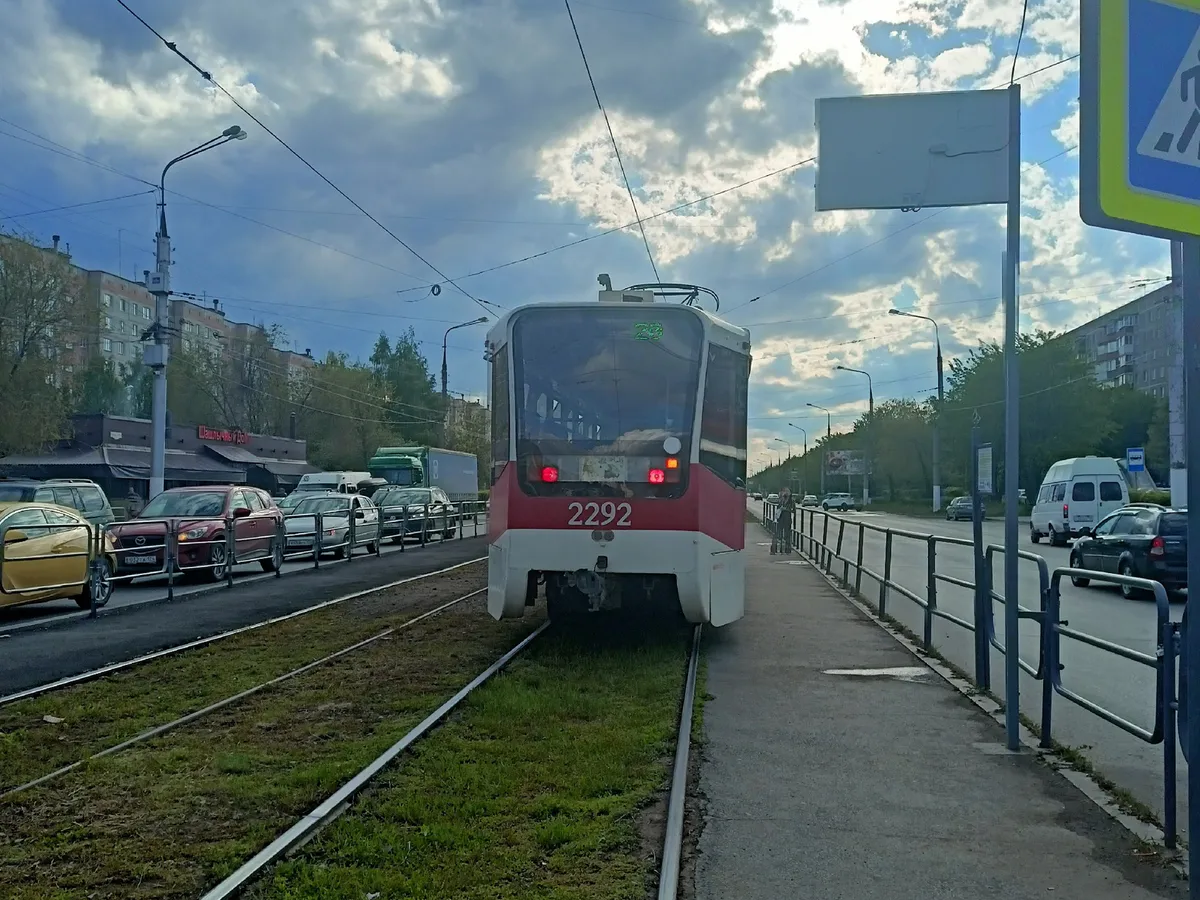 Магнитогорку не выпустили из трамвая: водитель закрыла двери прямо перед лицом пассажирки