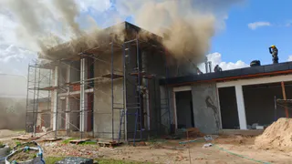 В Александрове пожар охватил 150 квадратных метров недостроенного здания