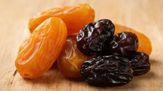 Не изюм, не курага и в три раза полезнее чернослива: эксперт назвал идеальный сухофрукт