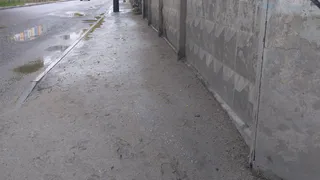 Без резиновых сапог никак: как выглядит тротуар на Окском шоссе