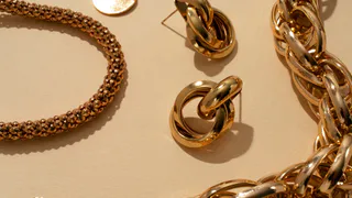 В Магнитогорске женщина пригласила в гости приятельницу и осталась без золота