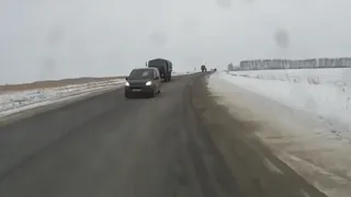 Видео. Водитель чудом увернулся от машины, выскочившей на встречку