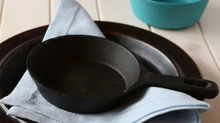 Эффективный способ очистки пригоревшей сковороды без дорогих средств