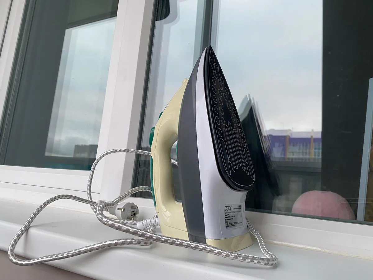 Раз в месяц чищу подошву утюга этими аптечными препаратами: от нагара и накипи не остаётся и следа