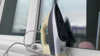 Раз в месяц чищу подошву утюга этими аптечными препаратами: от нагара и накипи не остаётся и следа