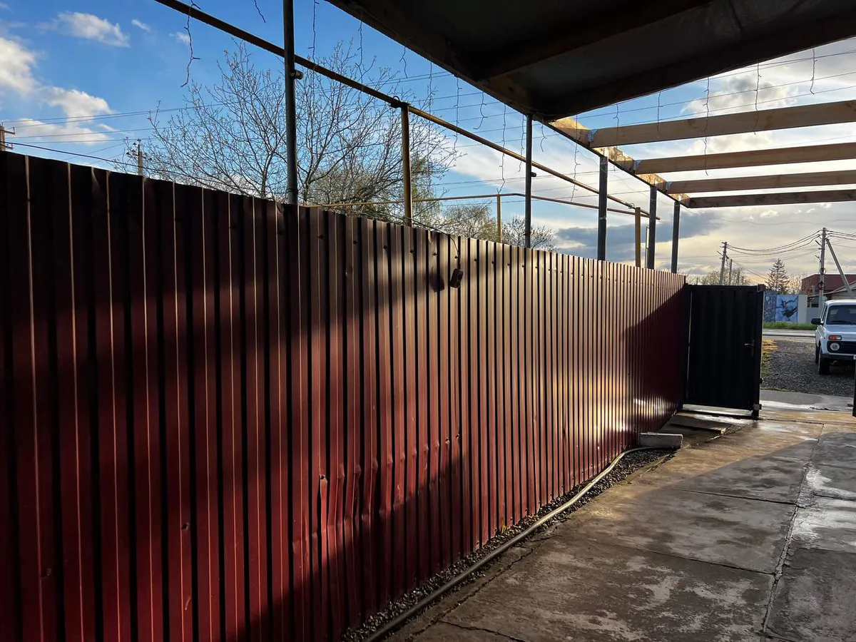 Сосед поставил такой забор – и рад: самый долговечный из всех – даже ремонт не нужен будет