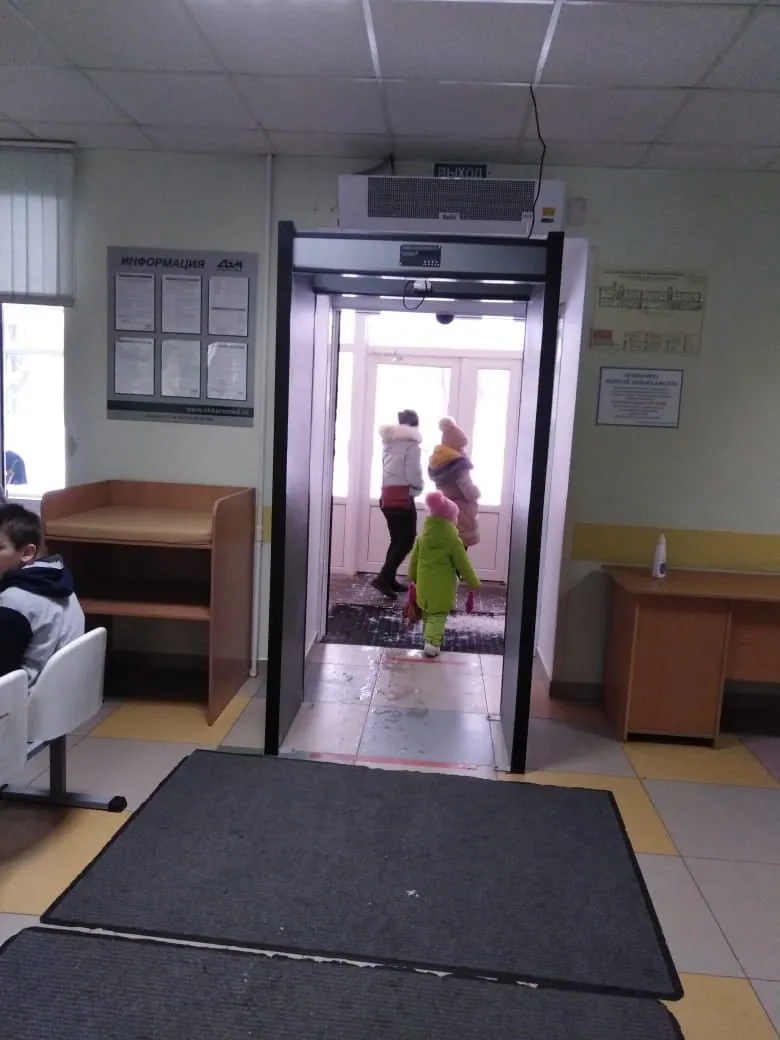 В Нижнекамске в детской поликлинике запрещают закрывать входную дверь
