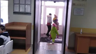 В Нижнекамске в детской поликлинике запрещают закрывать входную дверь