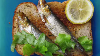 Больше не выливаю масло от шпрот: рассказываю, что я с ним делаю — кто попробовал делает теперь так же